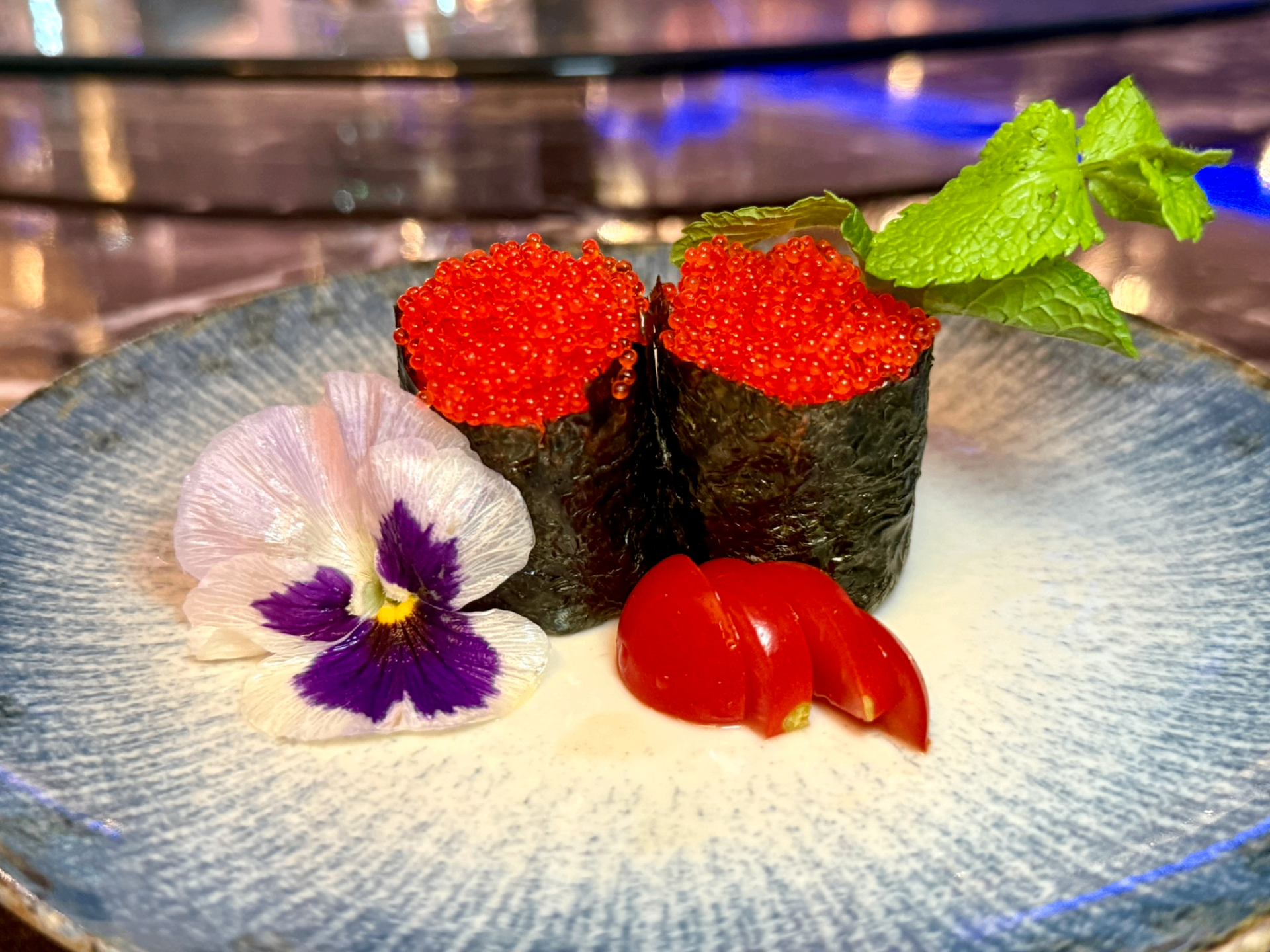 Gunkan di ikura con fiore di viola e pomodoro