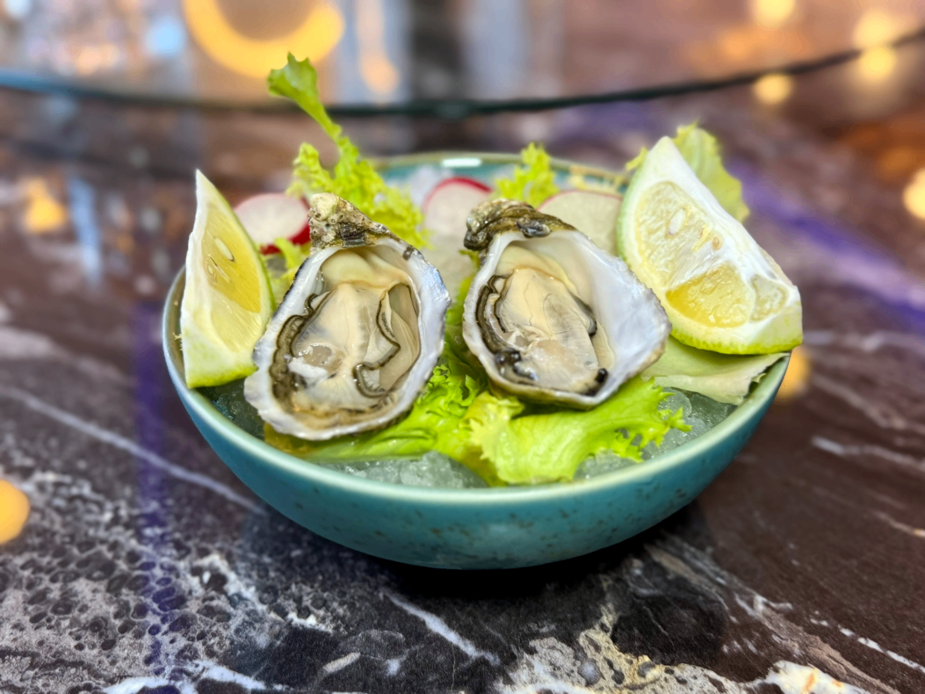 Ostriche fresche con lime e ravanello