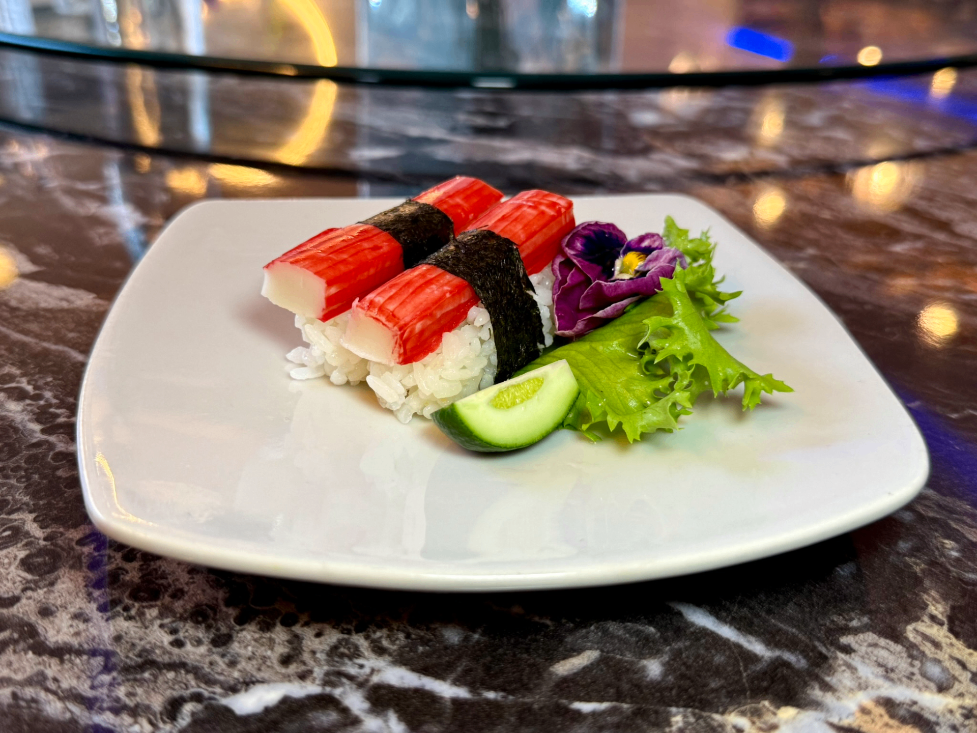 Nigiri di surimi con guarnizione floreale