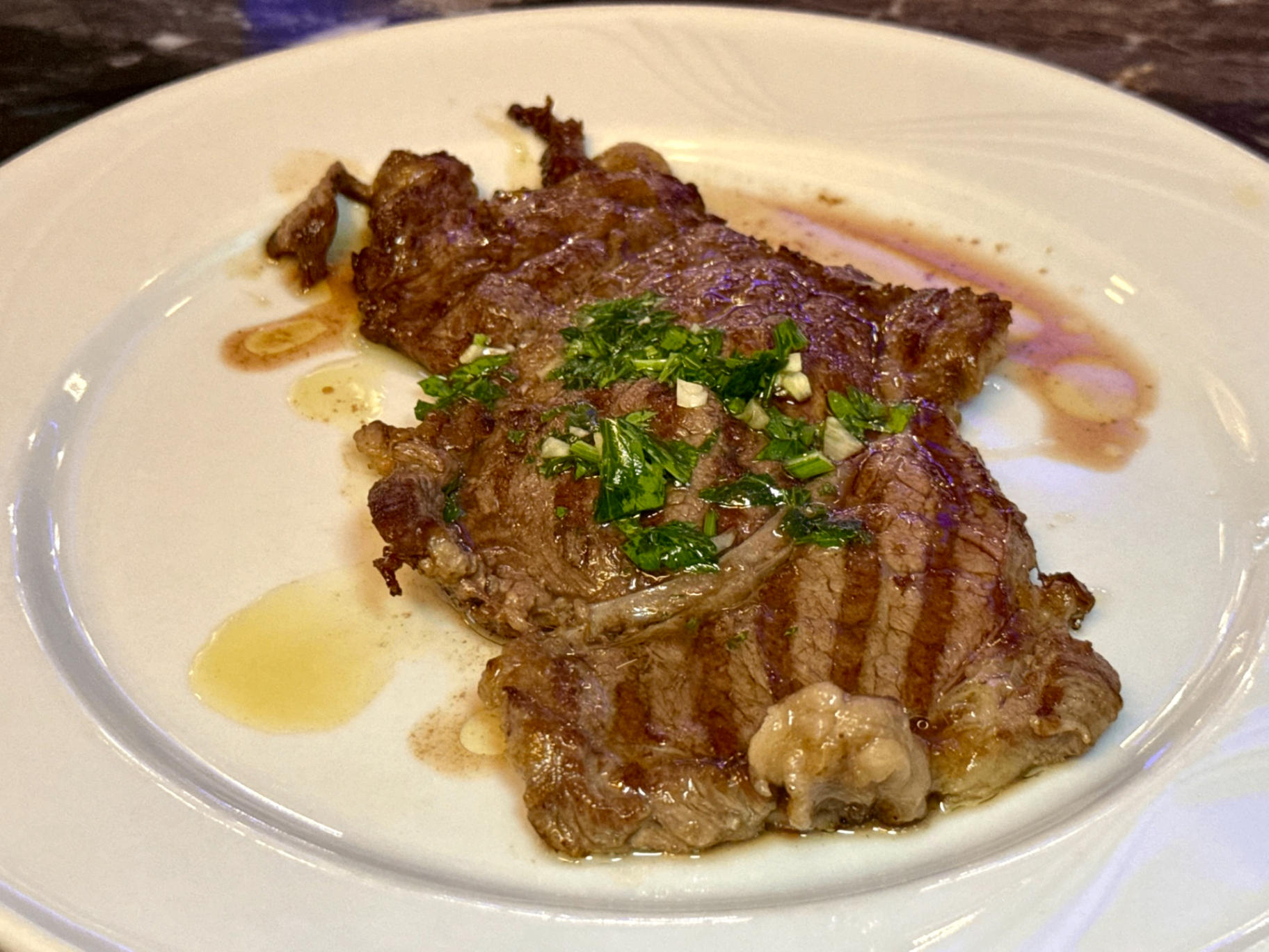 Tagliata di manzo alla griglia con prezzemolo e aglio